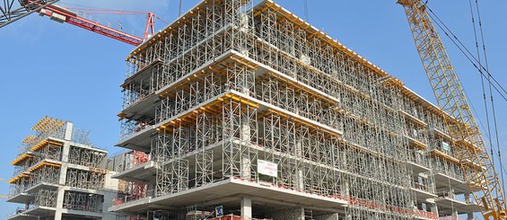 Torre T-60 em conjunto com a fôrma de vigas de madeira ENKOFLEX