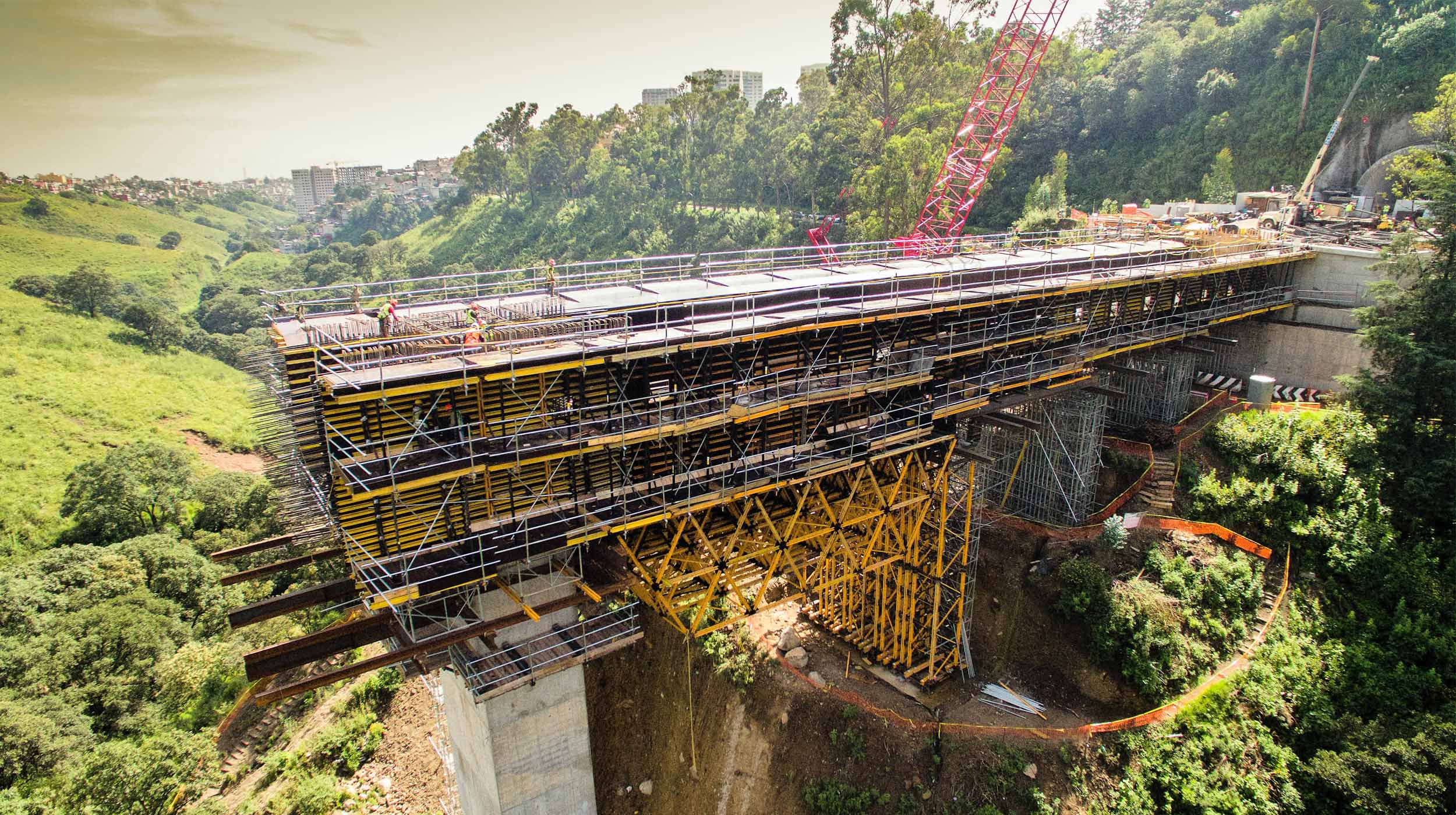 Fôrmas e escoramentos para a construção de pontes. Fôrma para tabuleiros de pontes, carros de avanço, autocimbre, treliças e consoles de grande carga.