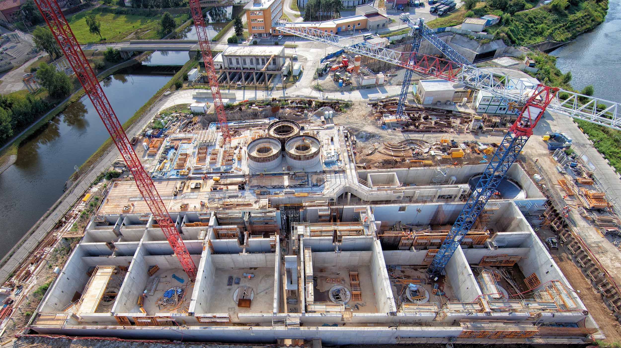 Fôrmas modulares e de vigas para a execução de estruturas verticais de concreto: paredes, pilares, vigas, fundações, sapatas, encontros etc.