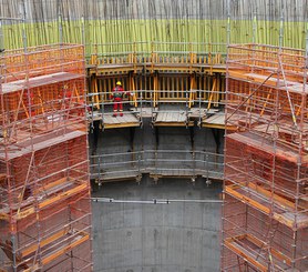 Plataforma de trabalho e fôrma podem ser elevadas simultaneamente ao trecho seguinte.