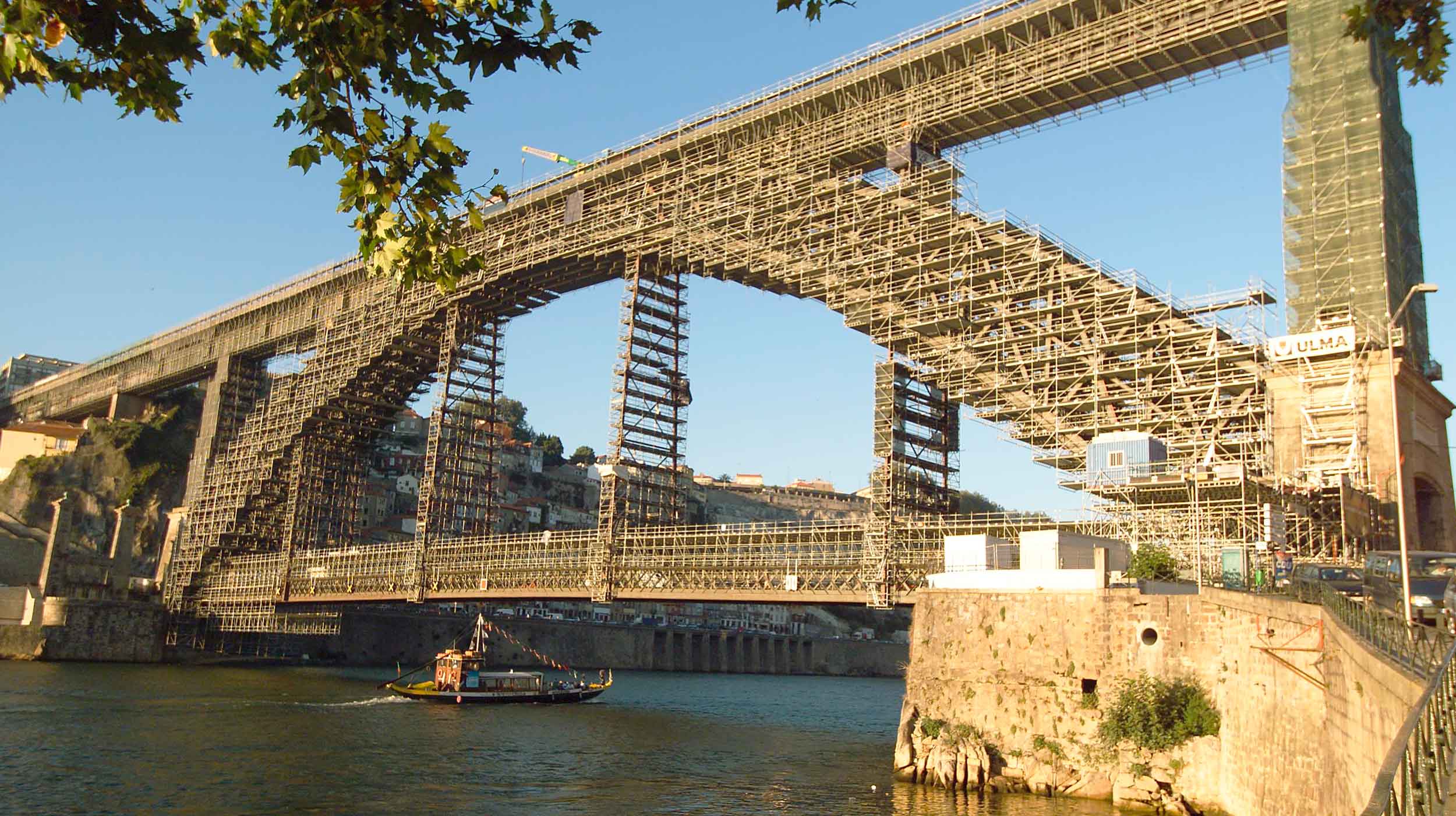 Das numerosas pontes do Porto, esta é a mais conhecida e impressionante da cidade.