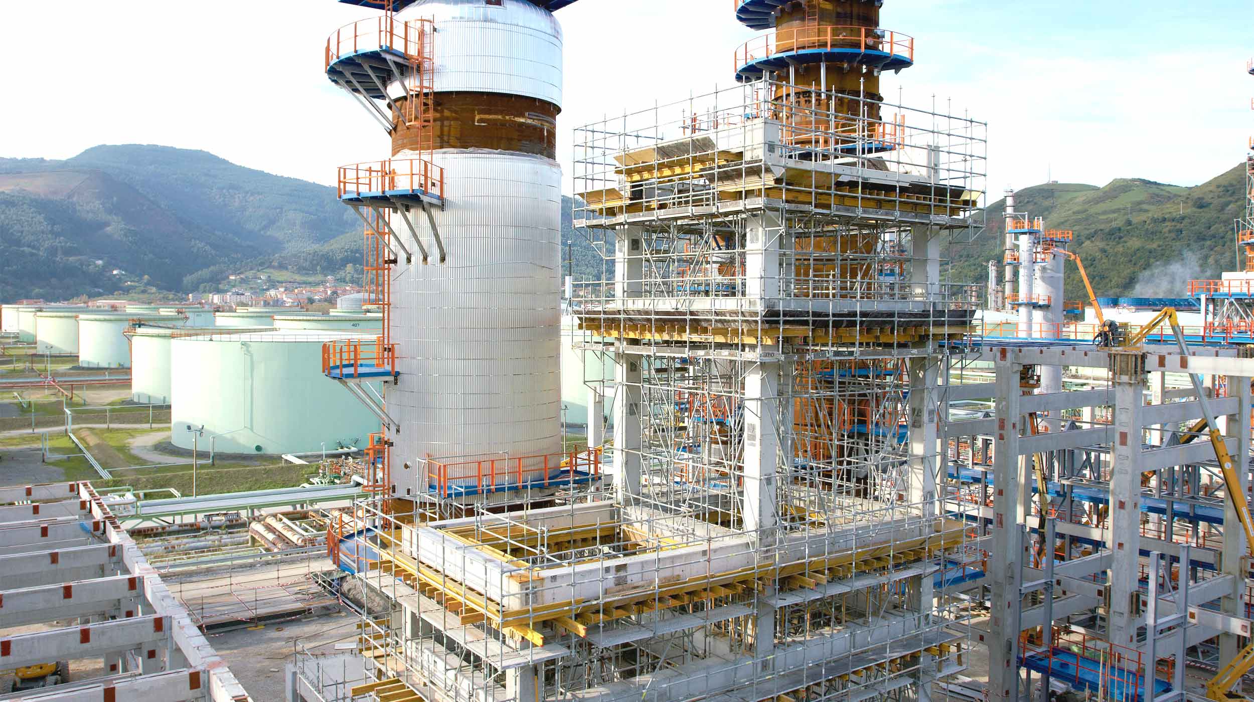 A refinaria da Petronor, com mais de 40 anos de atividade, é a unidade com maior capacidade da Península e uma das mais importantes da Europa.