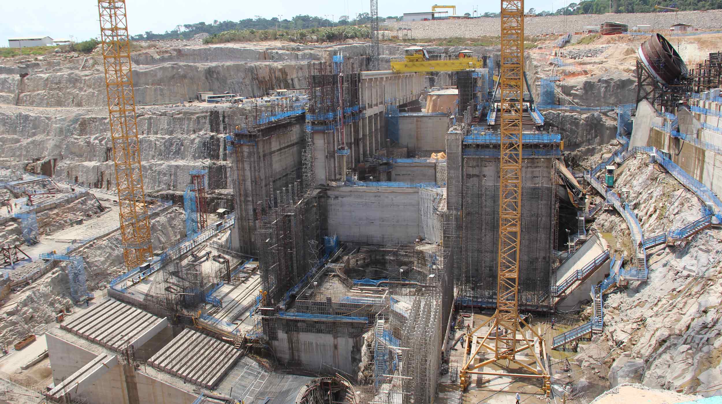 A usina hidrelétrica Teles Pires faz parte do plano de infraestrutura contemplado no Programa de Aceleração do Crescimento (PAC) do Governo Federal do Brasil.