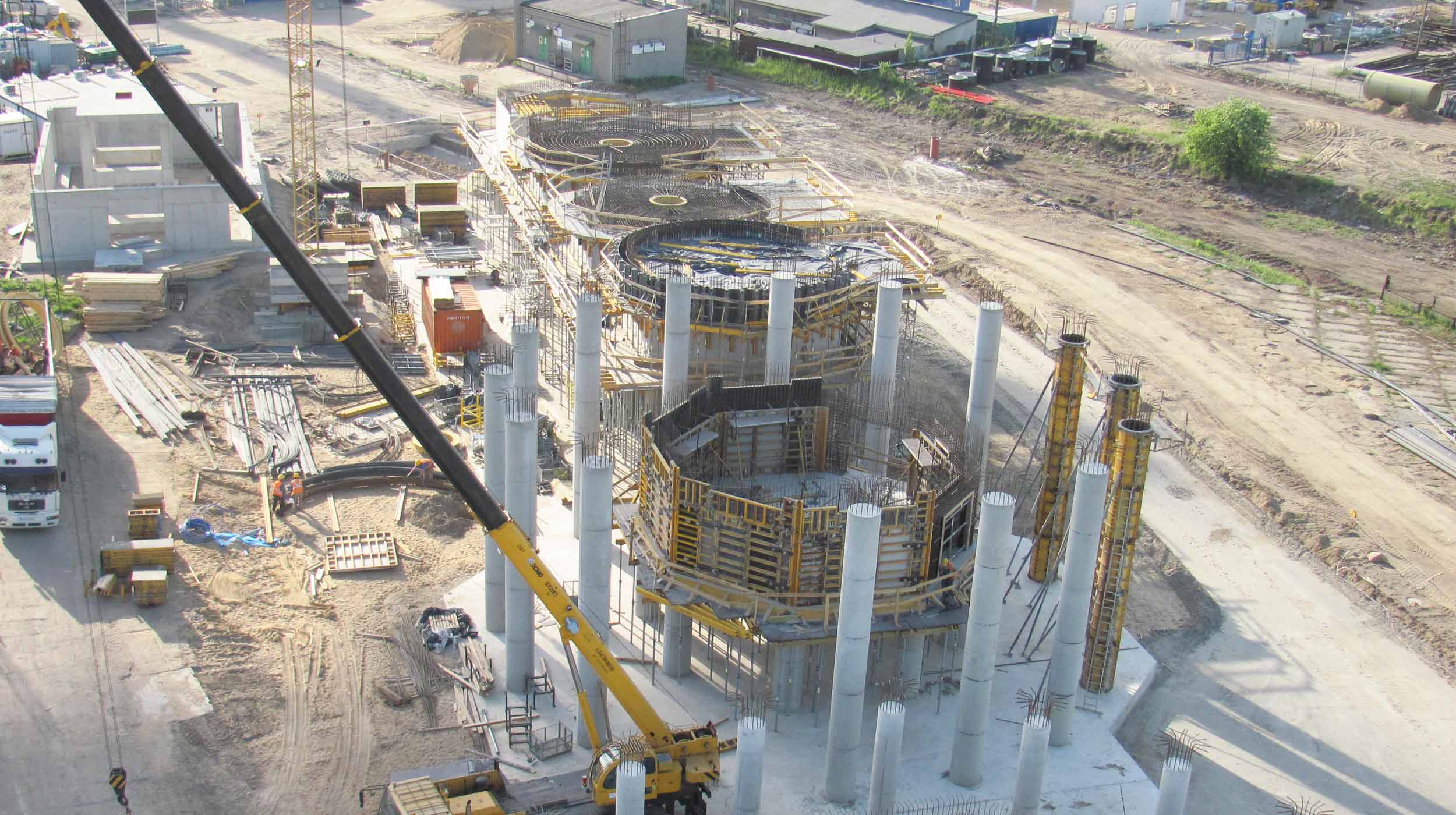 O projeto consiste na construção de uma usina de biomassa com 50 MW de potência.