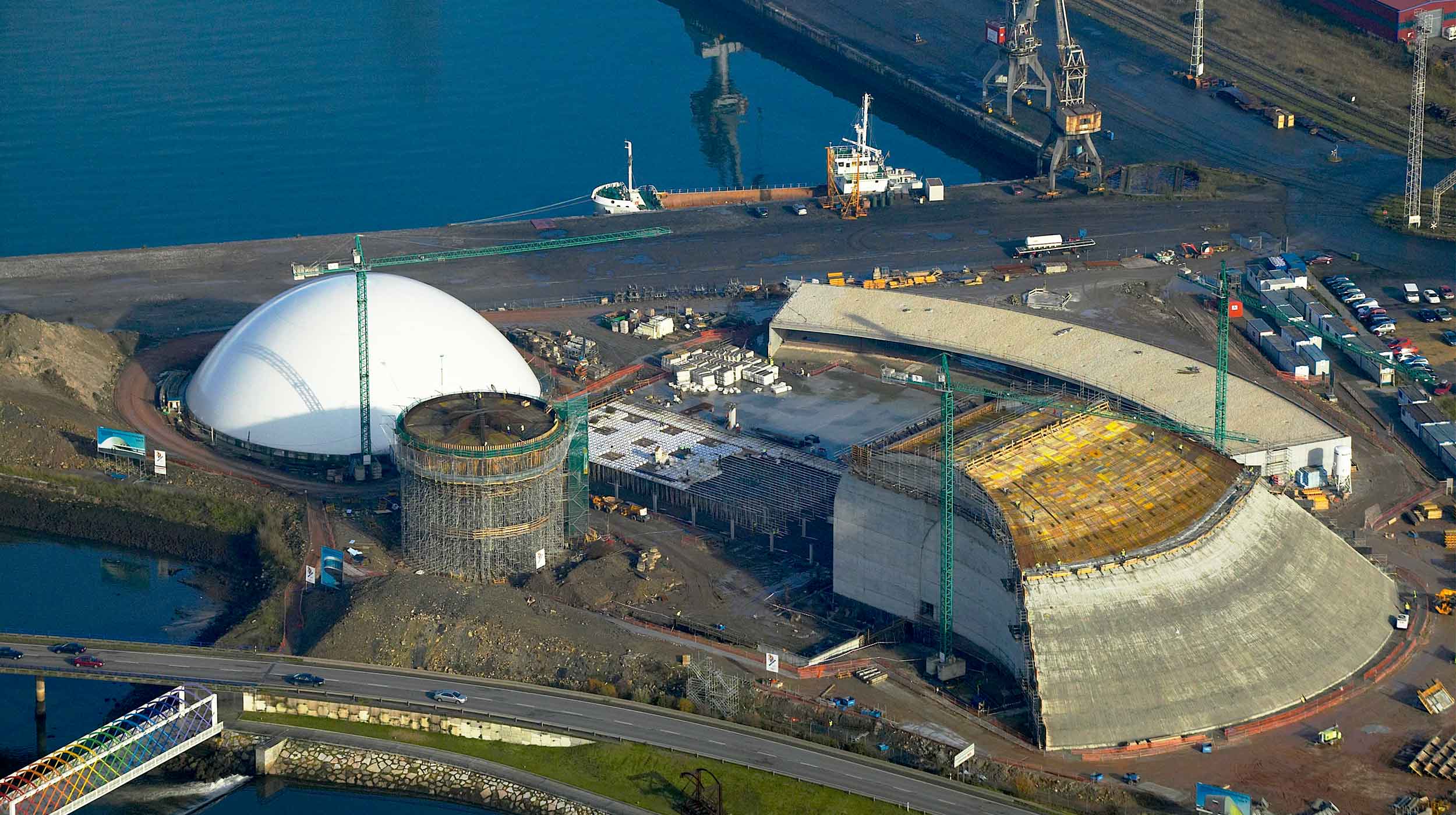 Oscar Niemeyer projetou o centro cultural em Avilés, inserido num ambiente que pretende ser o motor de recuperação de uma zona degradada pela atividade industrial.