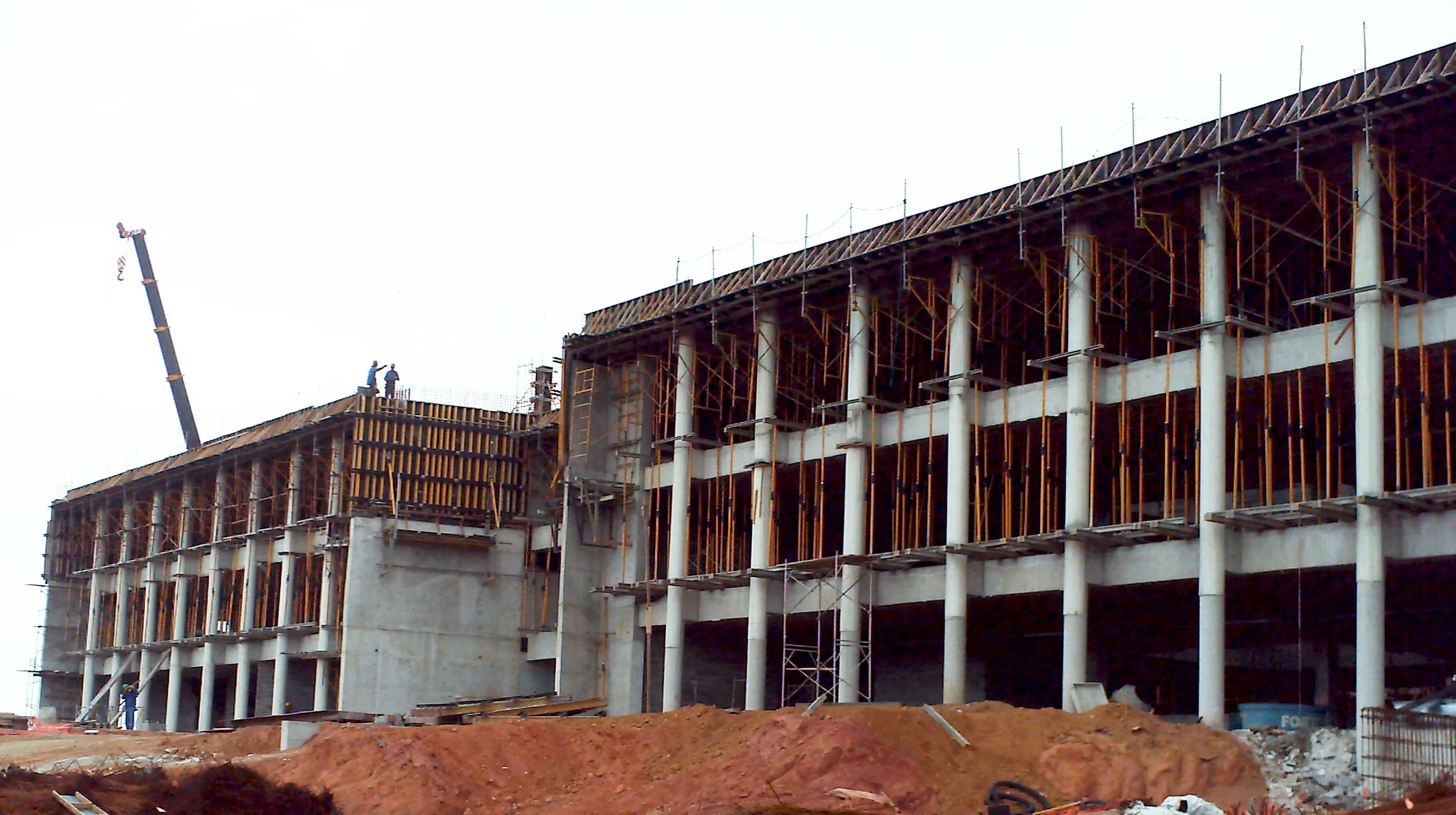 A nova sede das instalações industriais da Schlumberger no Brasil destaca-se por sua imponente estrutura de 2.500 m² e paredes de 16 m de altura em concreto aparente.