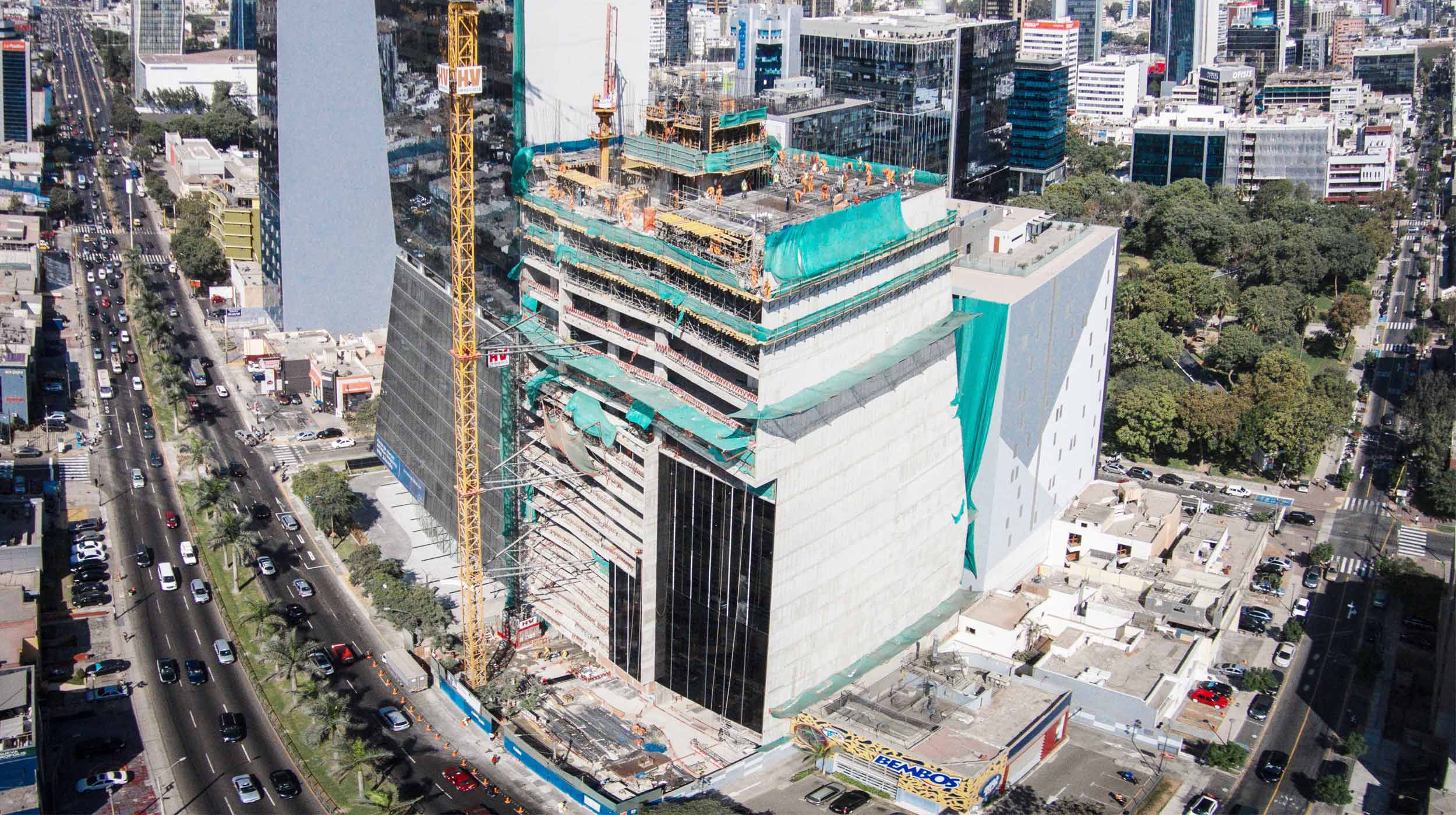 Localizado no centro financeiro do Peru, o edifício comercial possui mais de 90m de altura e será um dos edifícios mais altos de Lima.