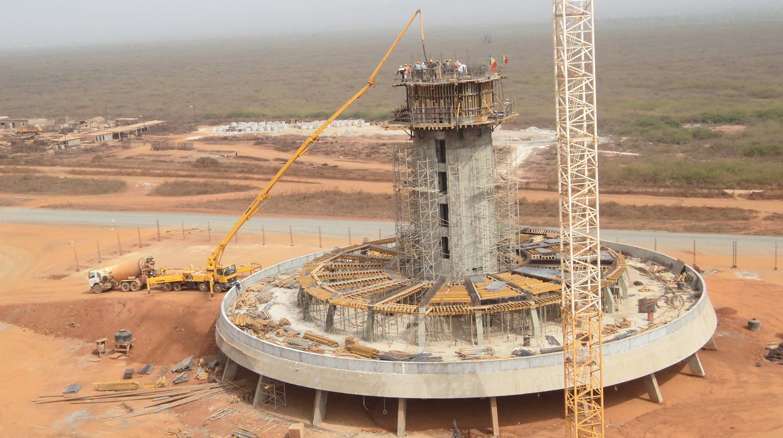 Também presente nesta parte do mundo, a ULMA trabalhou na construção da torre de controle do Aeroporto Internacional de Dakar, de 49,74 m de altura.
