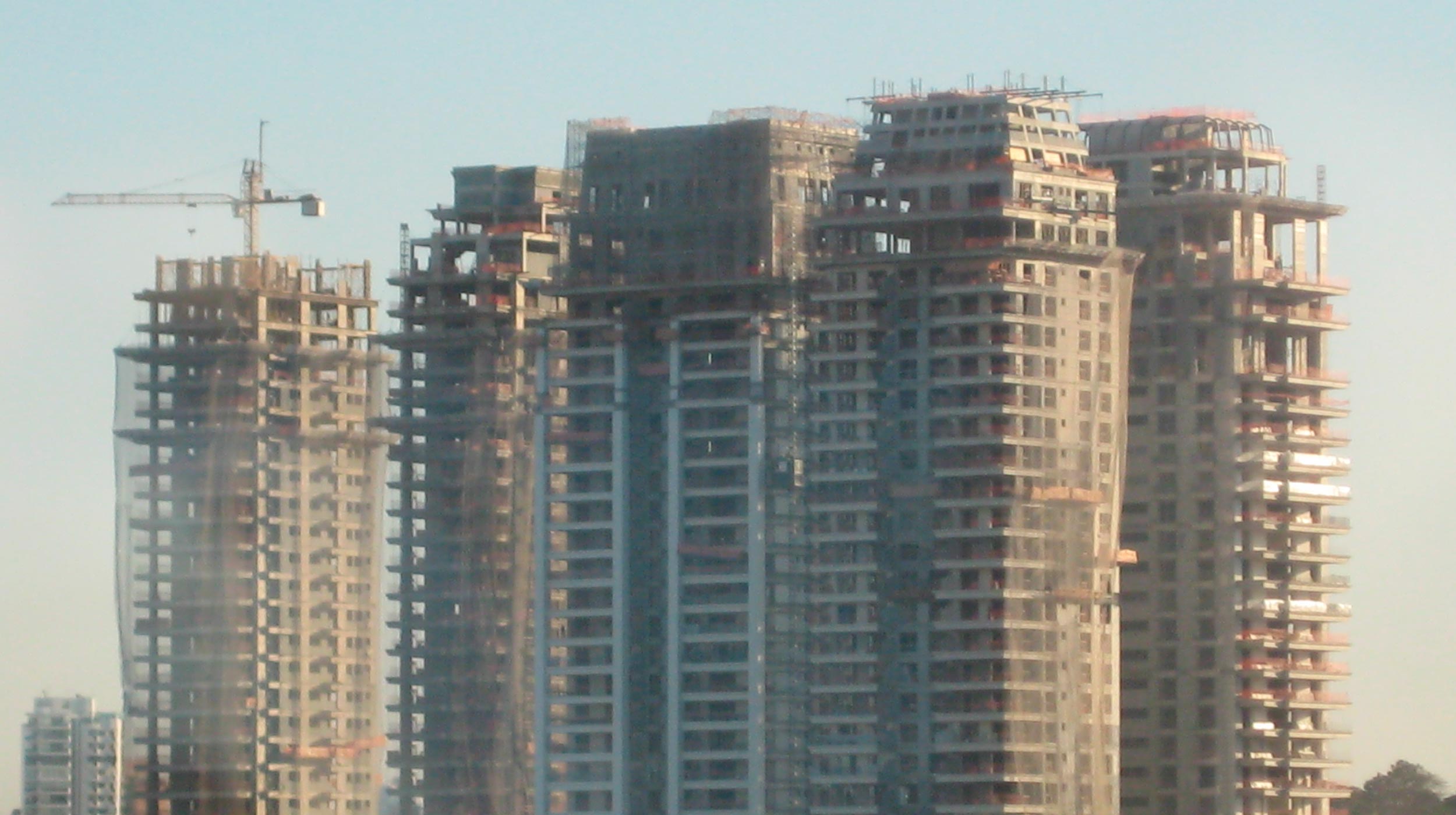 Situado no bairro mais procurado de São Paulo, este projeto compreende a edificação de 9 torres com geometrias diferentes, destinadas à utilização residencial, bem como um centro comercial.