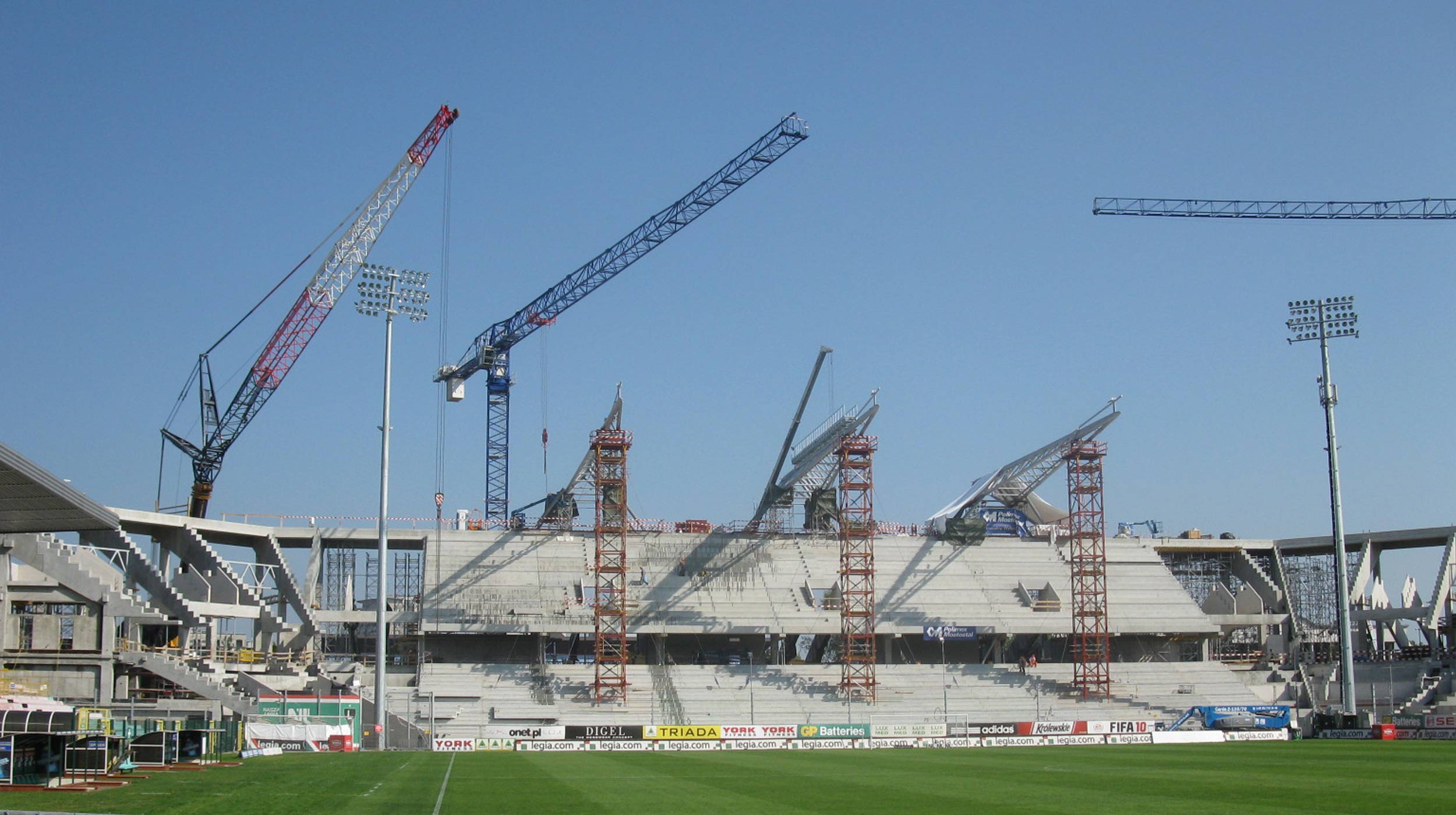 O objetivo da ampliação e modernização do estádio do Legia foi cumprir os requisitos estabelecidos para poder disputar partidas da Copa da UEFA ou da Liga dos Campeões.