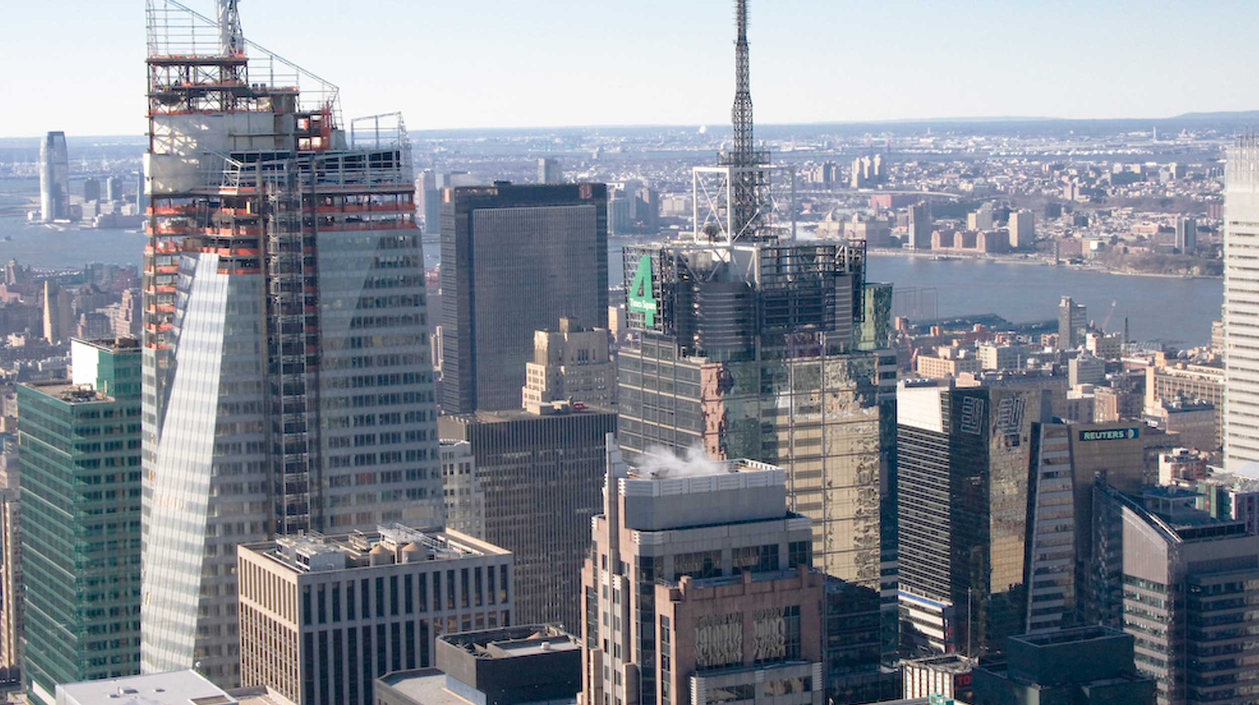 Os 300 m de altura e os seus 200.000 m2 dão forma a uma torre de vidro, sede do Banco da América.