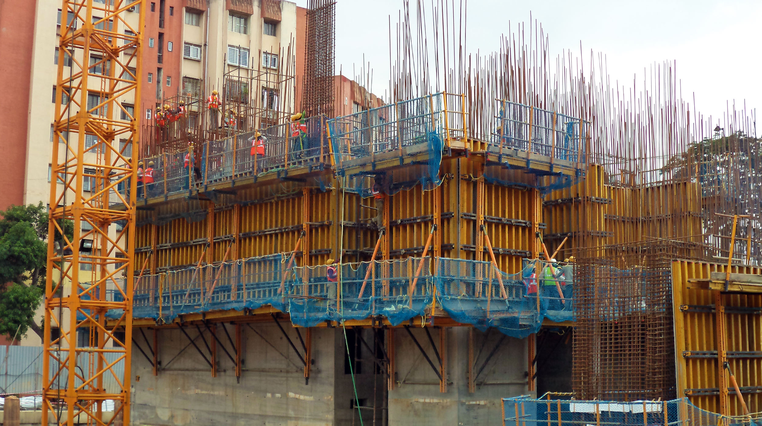 Situado no coração financeiro da cidade de Bangalore, seus 115 m de altura inclui 30.000 m2 de 24 andares cada uma e dois subsolos.