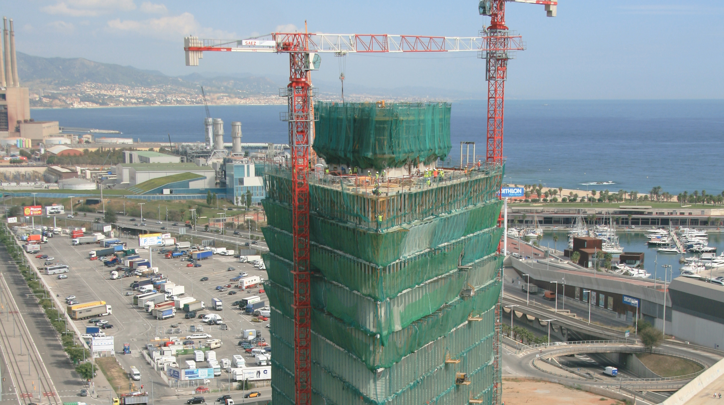 Localizado junto ao mar, na Avenida Diagonal, comporta, entre outros, a sede da Telefônica na Catalunha.