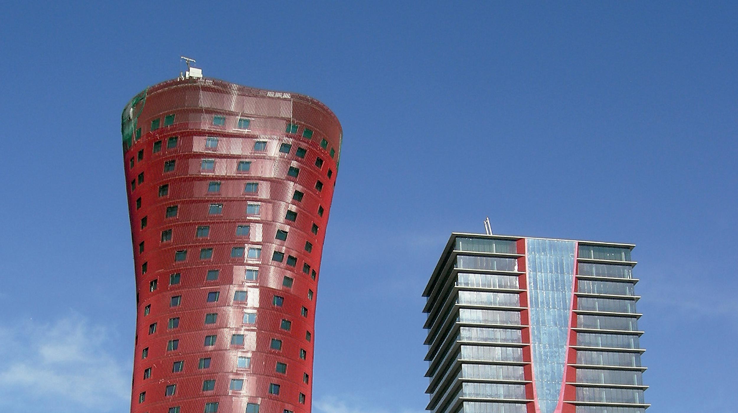 As duas torres, projetadas pelo conhecido arquiteto Toyo Ito, contam com uma altura aproximada de 120 m.