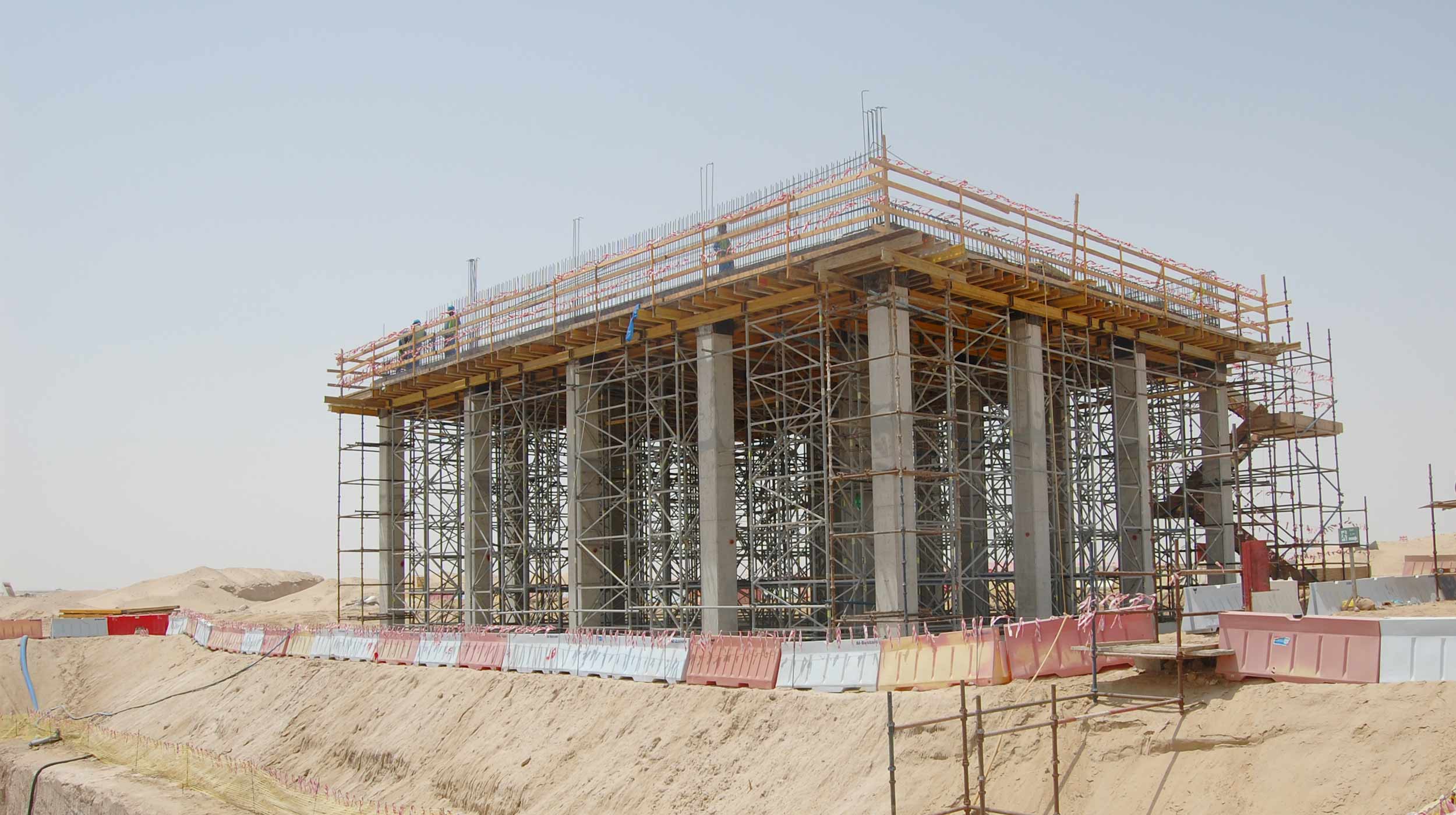 A Estação Jebel Ali em Dubai conta com uma área de 300 m², paredes com alturas entre 2,2 m e 7,3 m e lajes com 25 cm de espessura.