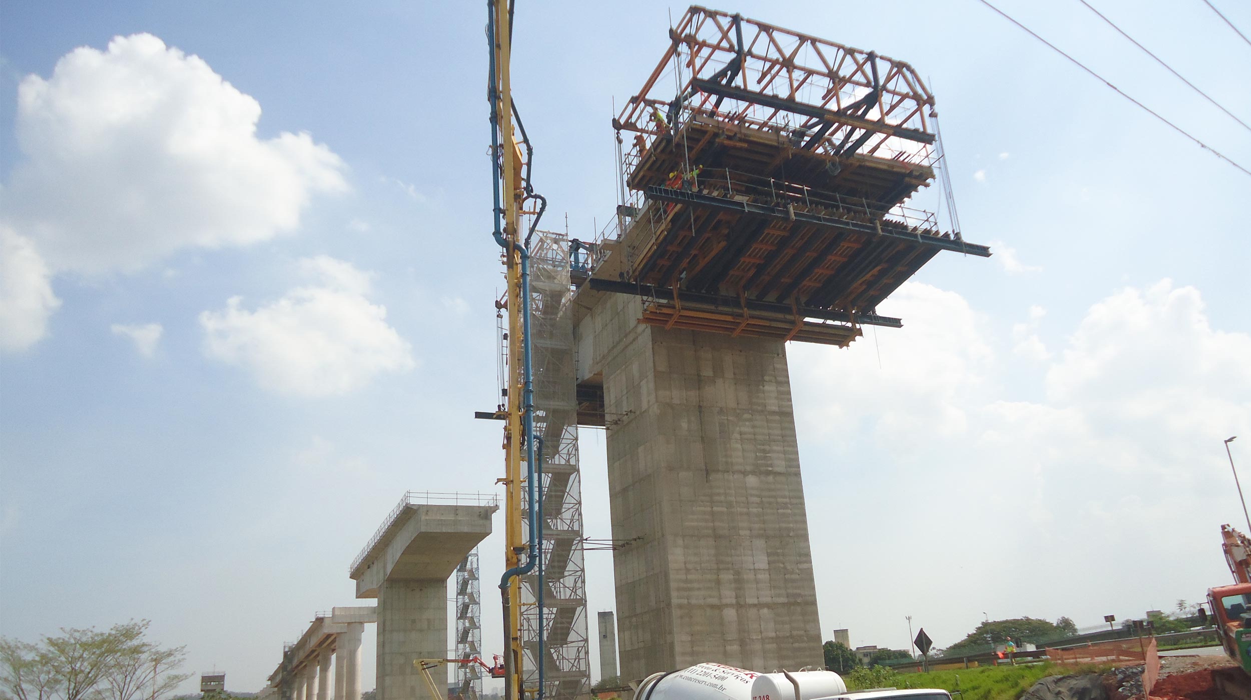 A nova Linha-13 Jade, que ligará São Paulo ao Aeroporto Internacional de Guarulhos, é a mais importante obra da CPTM atualmente, com investimentos totais de R$ 1,8 bilhão, com as obras civis financiadas pela Agência Francesa de Desenvolvimento (AFD) e recursos do Governo do Estado de São Paulo (GESP).