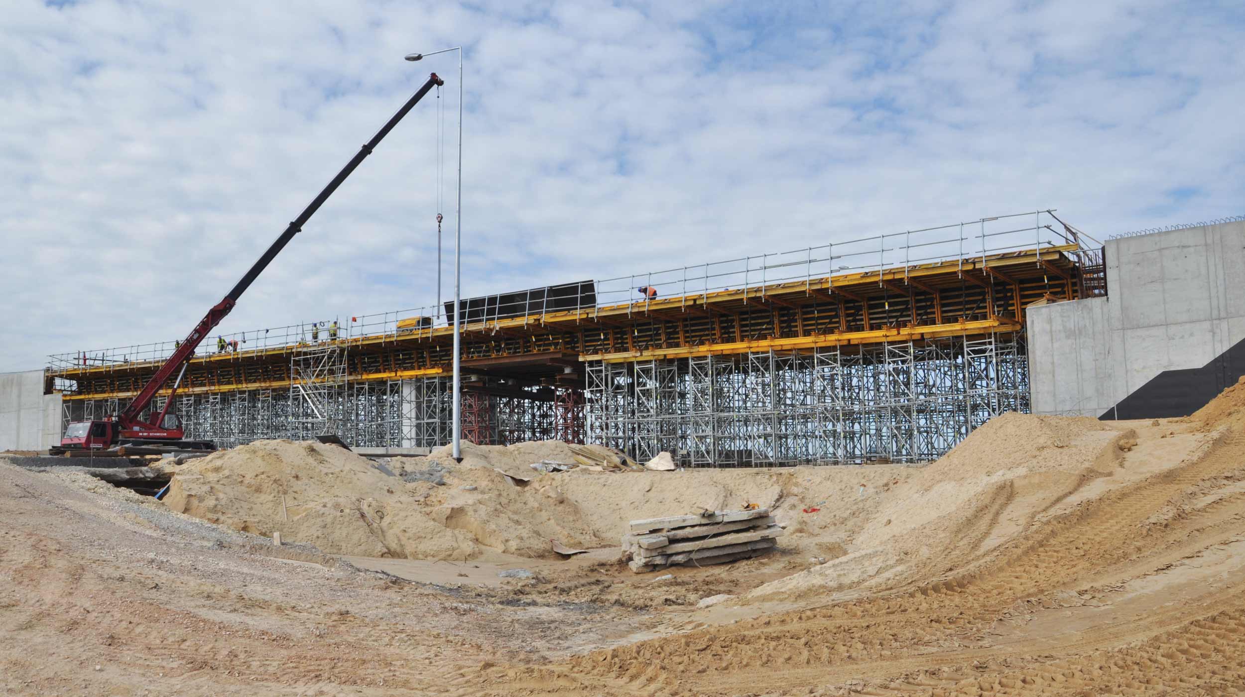 Situado em Stryków, a junção das rodovias A1 (norte-sul) e A2 (Leste-Oeste) constitui no segundo maior nó da Polônia, com 130 mil veículos estimados por dia.