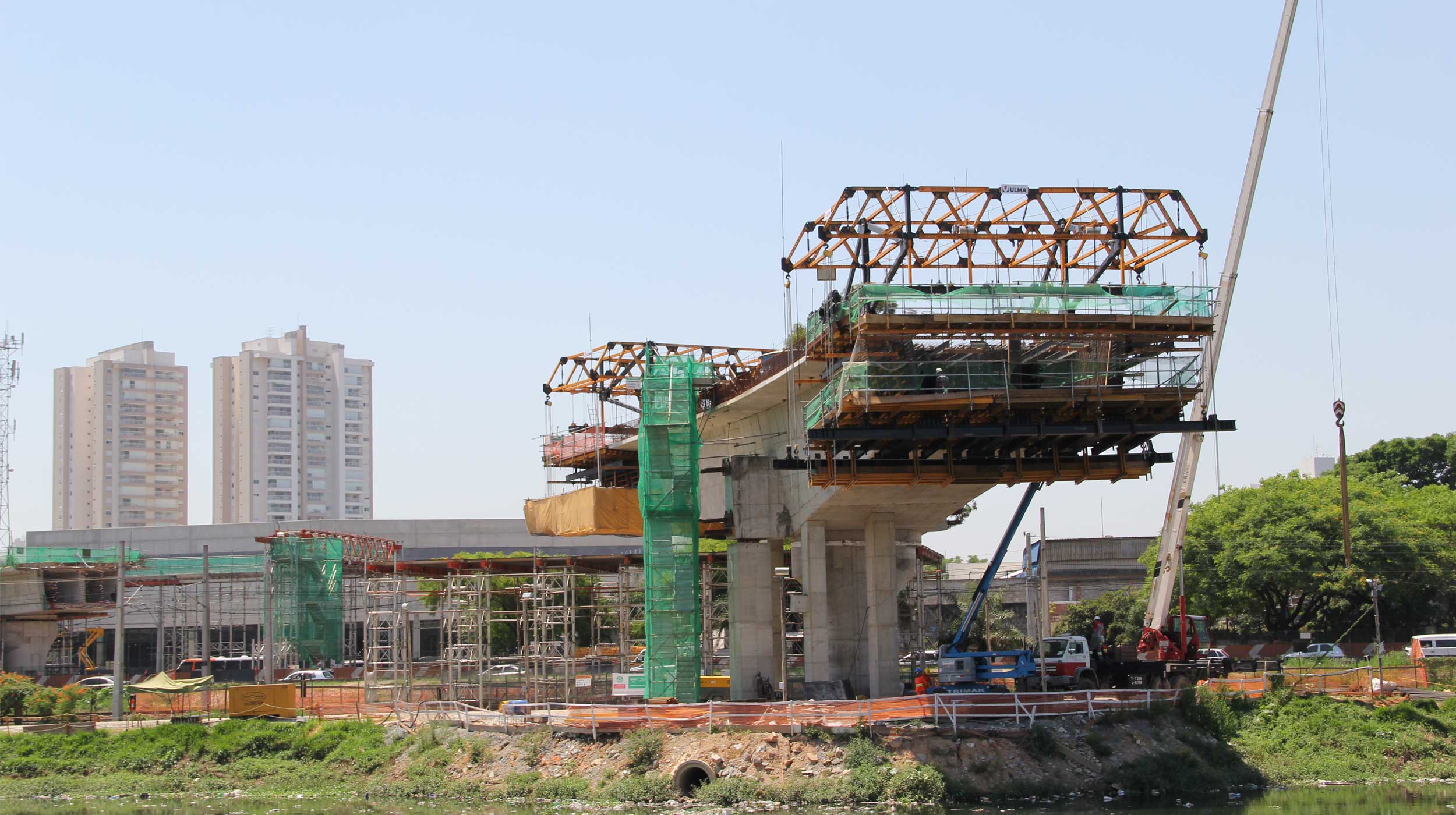 A Ponte Itapaiuna, faz parte do complexo Chucri Zaidan, com 340 metros de extensão, três faixas de rolamento em mão única e ligará a Av. Dr. Chucri Zaidan à Rua Itapaiúna, atravessando a Marginal Pinheiros.