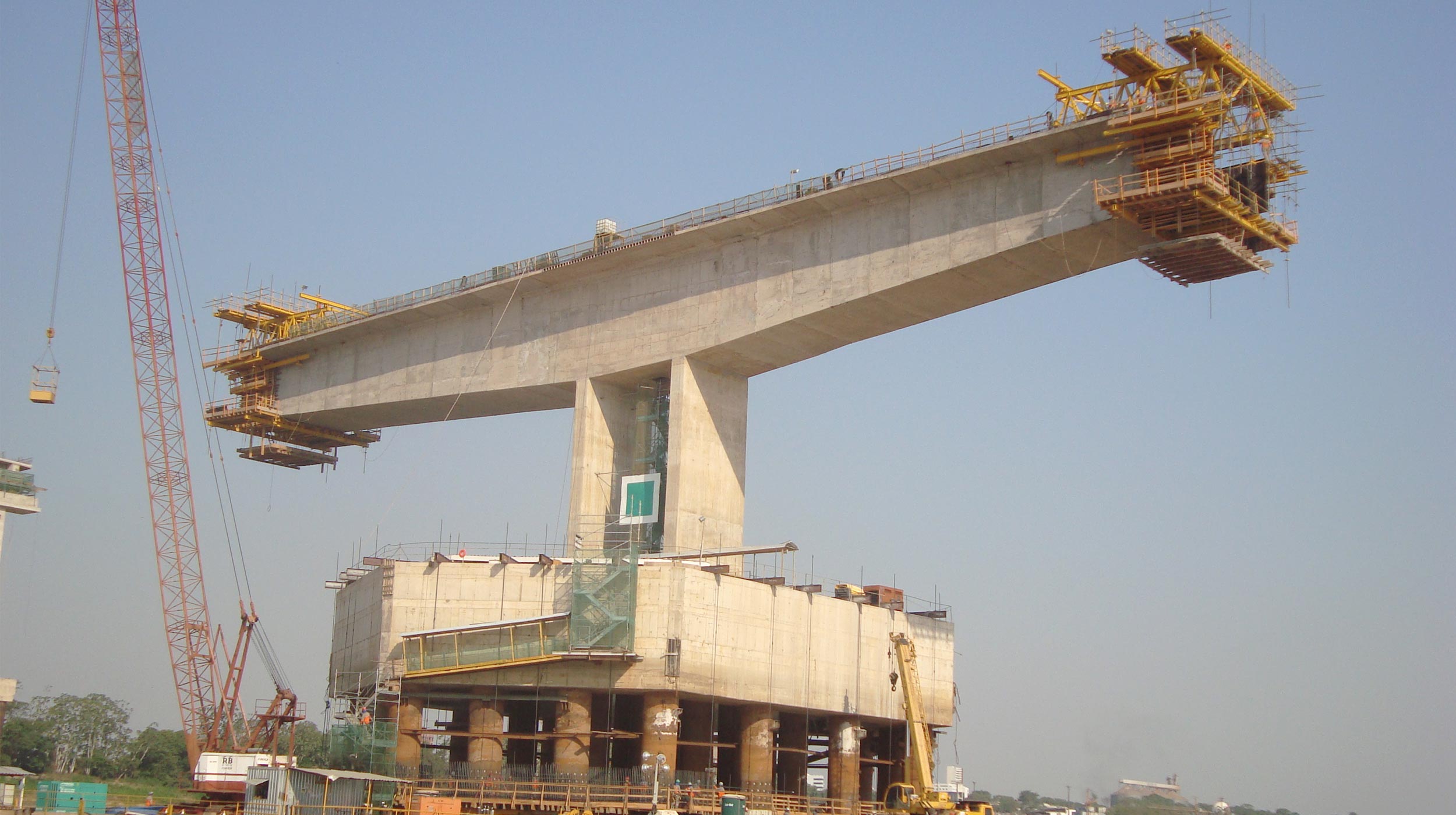 Orçada em 220 Milhões, a construção utilizou mais de 40 mil m³ de concreto e, em seu pico, contou com cerca de 500 operários trabalhando para que ela seja entregue no início de 2013.