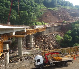 Ponte sobre o Rio Estreito, Santa Catarina, Brasil