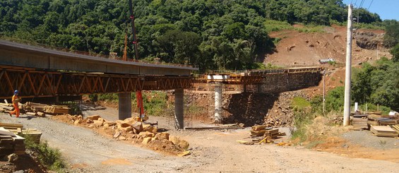 Ponte sobre o Rio Estreito, Santa Catarina, Brasil