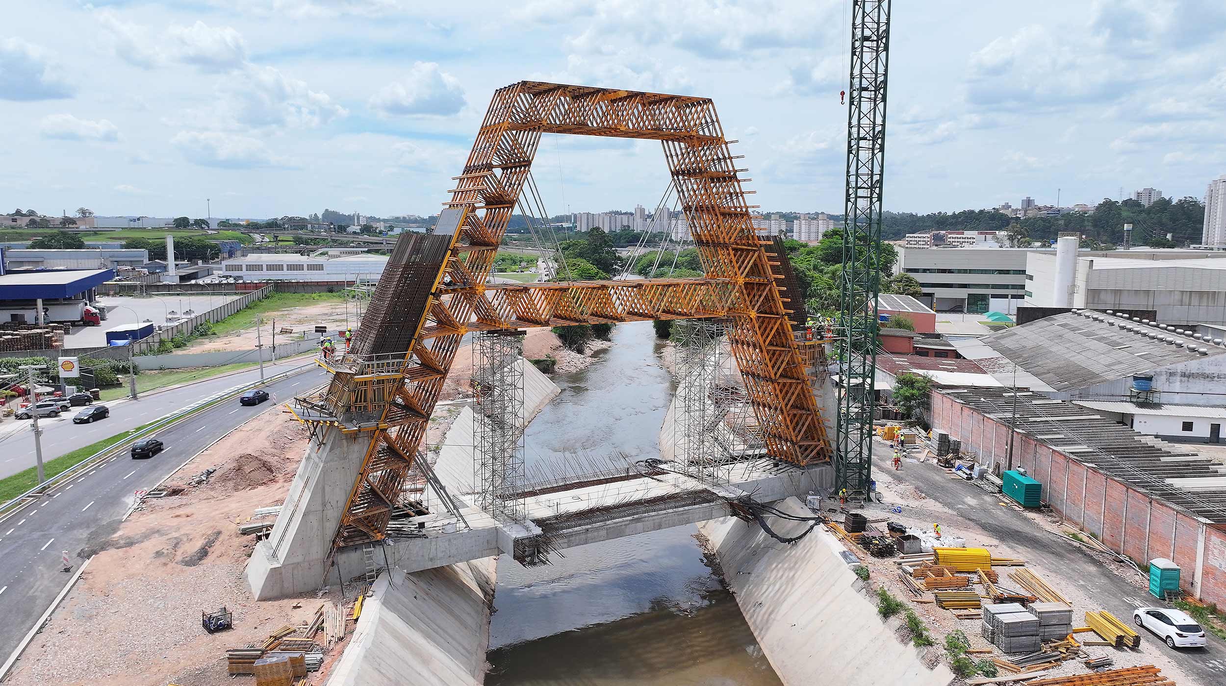 Fazendo parte do projeto de prolongamento da Avenida Frederico Ozanan, a Ponte Estaiada sobre o Rio Jundiaí, com um mastro de 43 metros de altura, que sustentará a estrutura de ambos os lados, promete melhorar a infraestrutura urbana, com a construção de mais duas pontes e um túnel que será feito sob a Rodovia João Cereser.