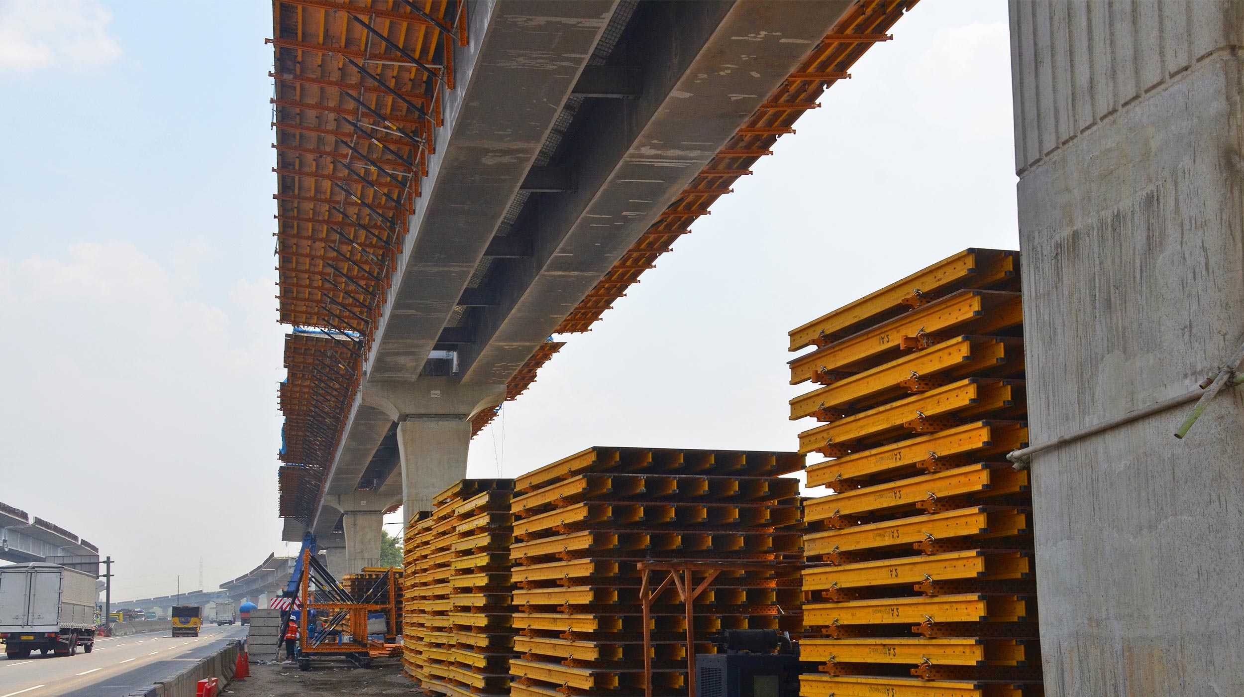 Construção da nova rodovia elevada com pedágio de Yacarta-Cikampek, um distrito industrial em Karawang, Java Ocidental.