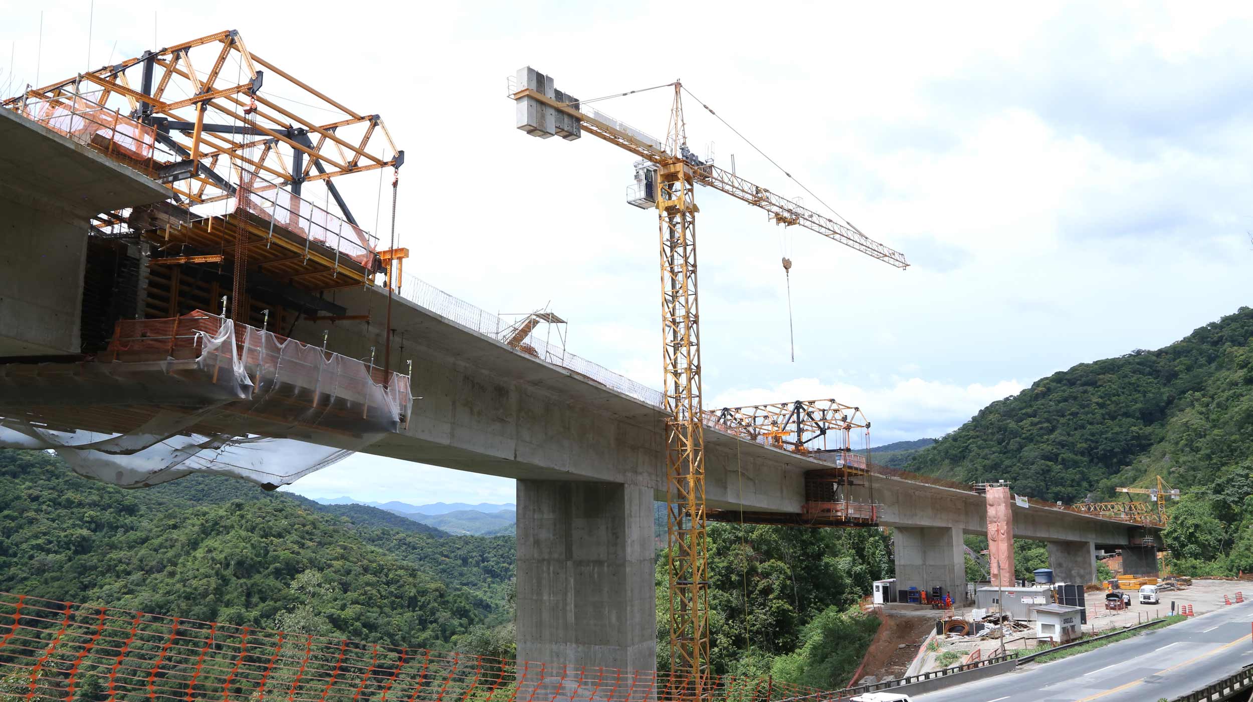 Uma das mais importantes rodovias do estado de São Paulo, a BR-116, também conhecida como Régis Bittencourt, liga São Paulo a Curitiba e tem um papel importante na malha rodoviária brasileira.