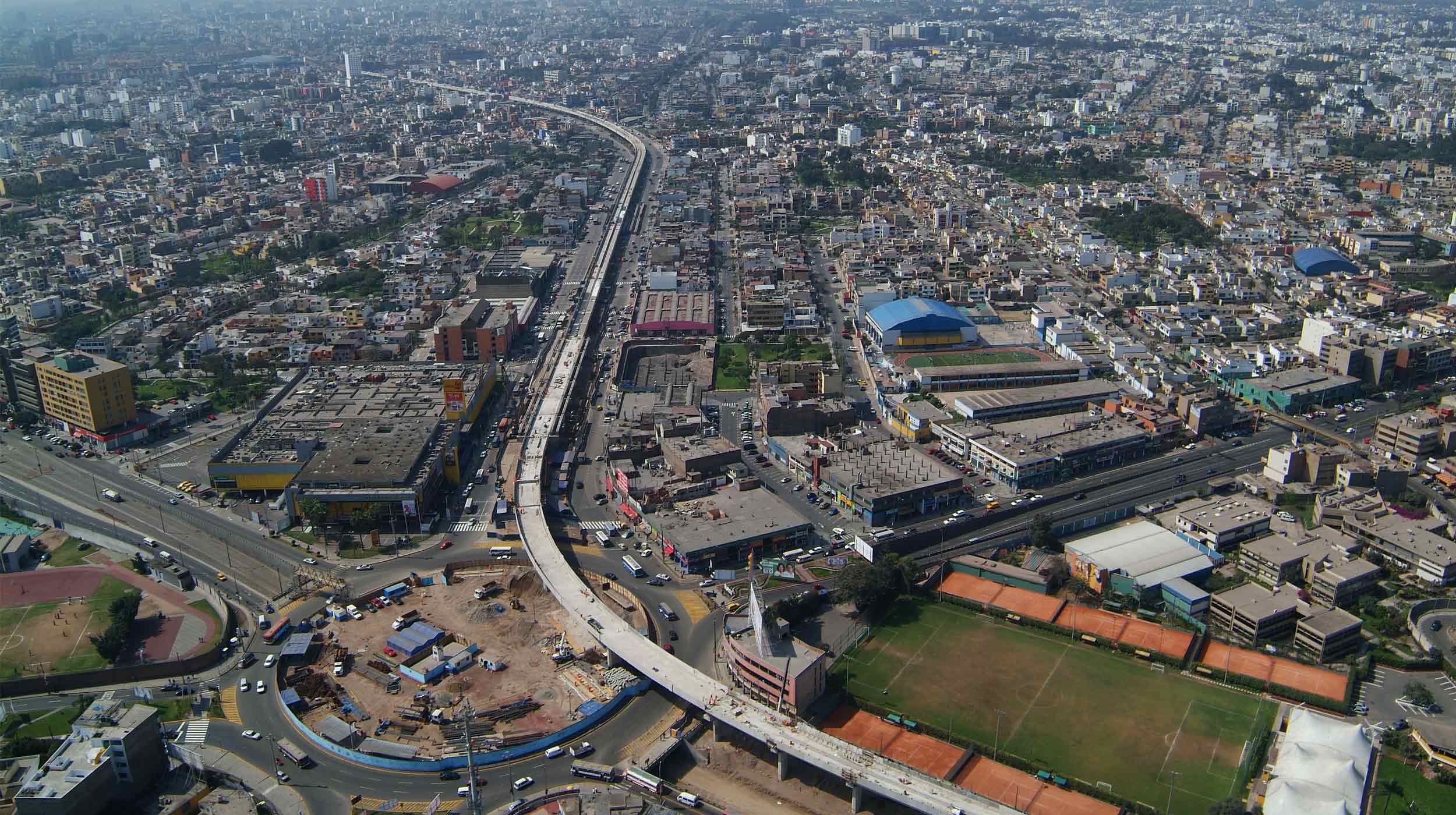 Localizado na cidade de Lima, este projeto emblemático consiste na construção de um viaduto elevado de 12,5 km e 8 estações.