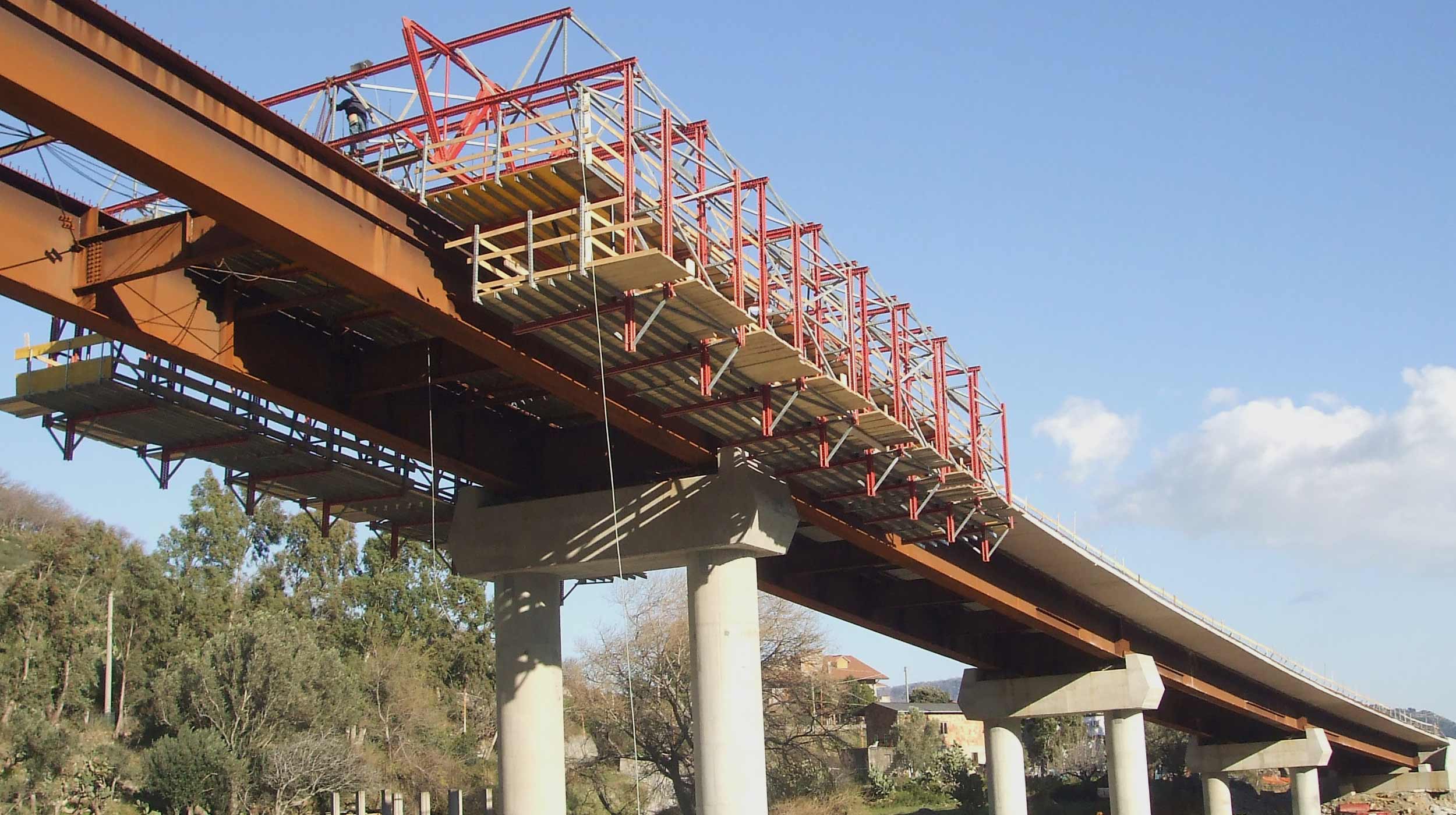 A ponte mista “Viaduto Platì” faz parte da rodovia Bovolino –Bagnara, que percorre a região de Calábria, ao sul da Itália.