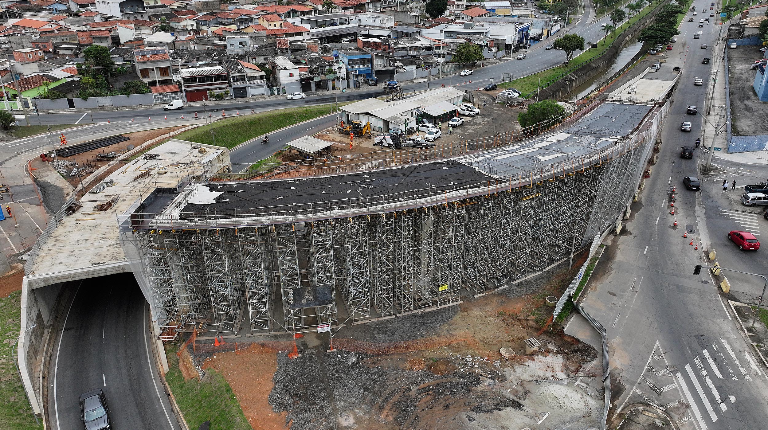 O Viaduto Sebastião Gualberto, em São José dos Campos (SP), integra um importante complexo viário desenvolvido para ampliar a capacidade da Avenida Sebastião Gualberto e melhorar a fluidez do trânsito na cidade.