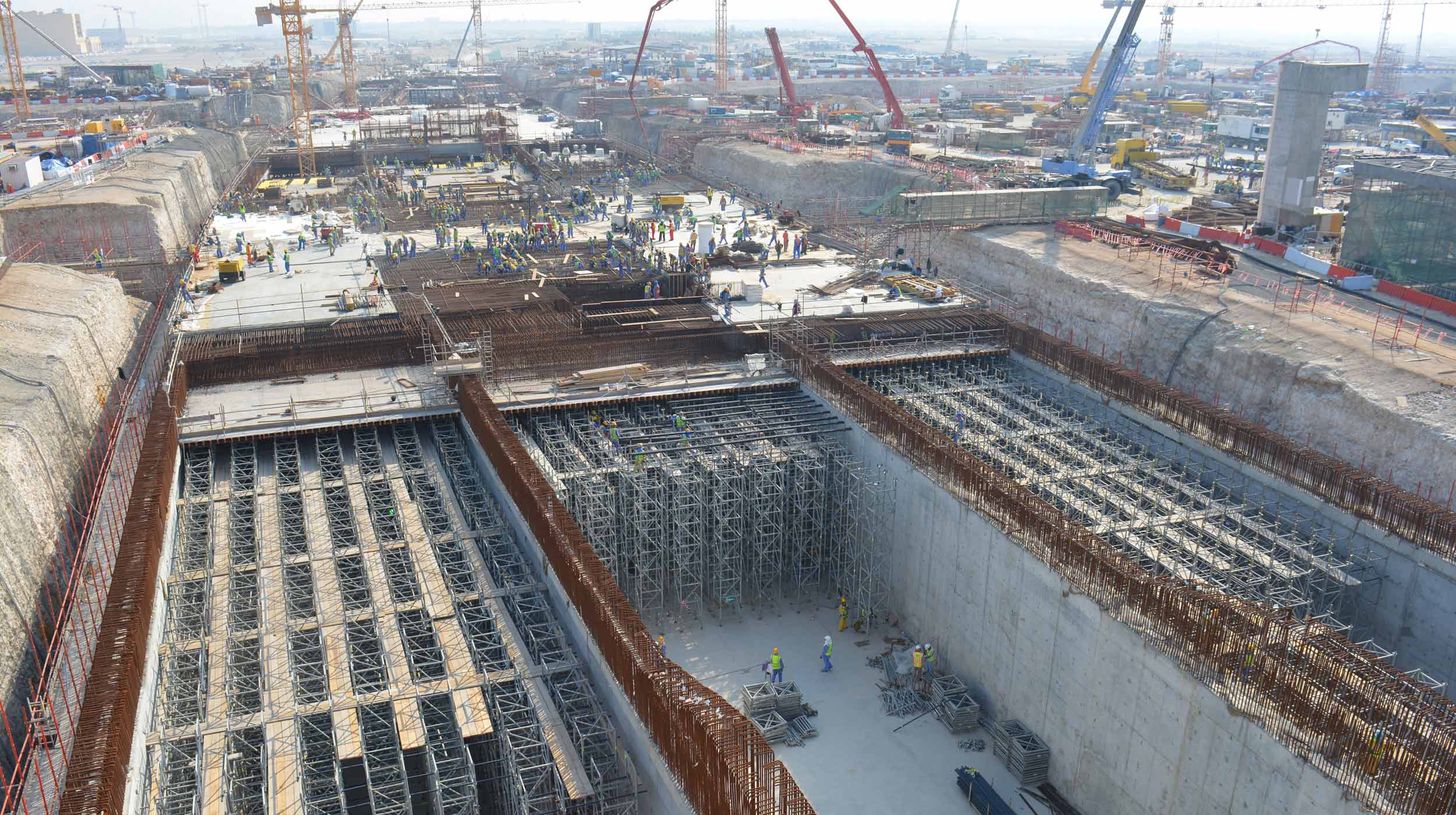 A obra consiste na construção de um túnel a céu aberto, como também as instalações e serviços na rodovia A3. O comprimento do túnel é de 655 m e a largura é de 45m entre os três vãos. O vão central está destinado ao tráfego ferroviário, com duas linhas em cada direção. Esta obra utilizou 300.000 m³ de concreto.