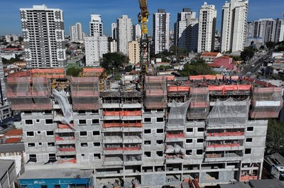 Soluções industriais: Como as fôrmas e escoramentos otimizam grandes obras
