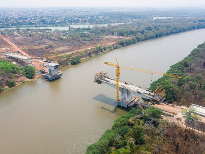 Sistema em balanço sucessivo vence vão 240m, mantendo a navegabilidade do Rio Cuiabá