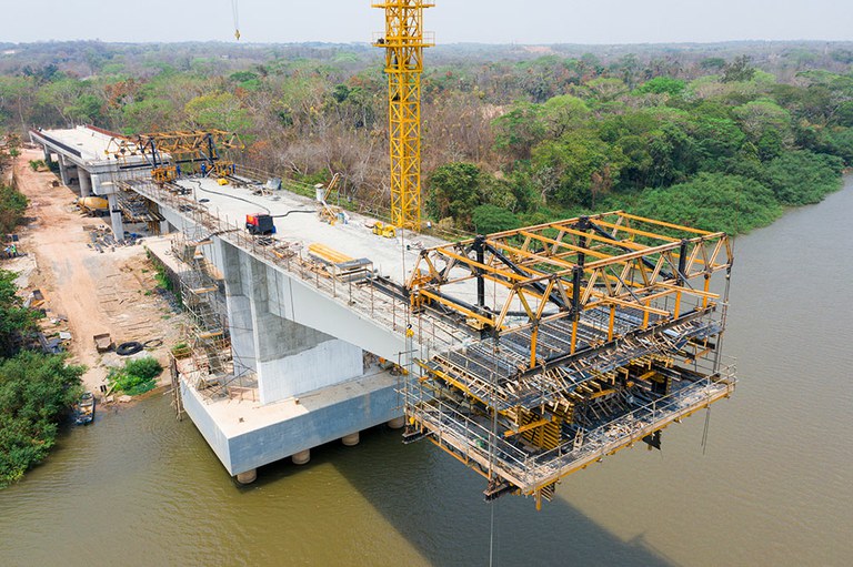 Sistema em balanço sucessivo vence vão 240m, mantendo a navegabilidade do Rio Cuiabá