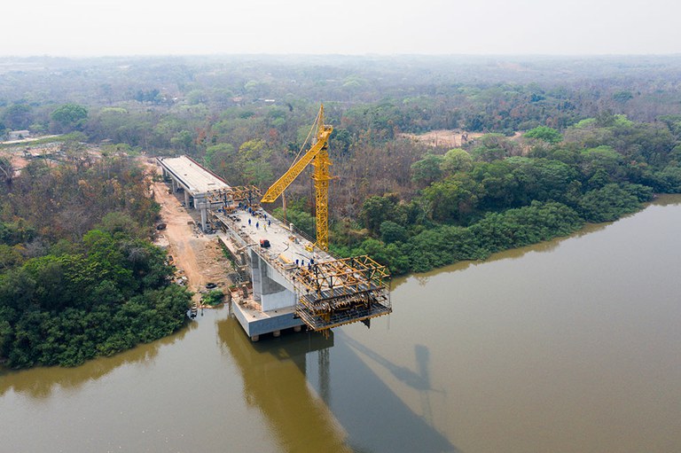 Sistema em balanço sucessivo vence vão 240m, mantendo a navegabilidade do Rio Cuiabá