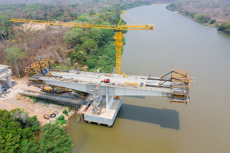 Sistema em balanço sucessivo vence vão 240m, mantendo a navegabilidade do Rio Cuiabá