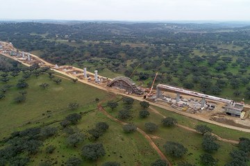 Grande quantidade de equipamento para a construção do primeiro trecho ferroviário de alta velocidade de Portugal