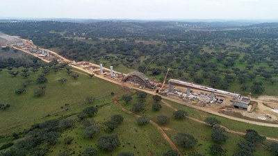 Grande quantidade de equipamento para a construção do primeiro trecho ferroviário de alta velocidade de Portugal