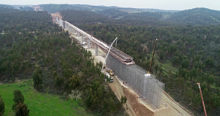 Grande quantidade de equipamento para a construção do primeiro trecho ferroviário de alta velocidade de Portugal