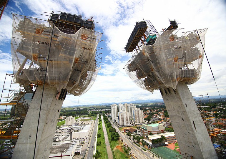 Fôrmas e escoramentos inovadores na ponte estaiada do Arco da Inovação