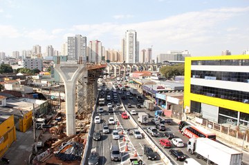 Escoramento em balanço para não parar o tráfego na região das obras do Metrô Linha 15 Prata Monotrilho