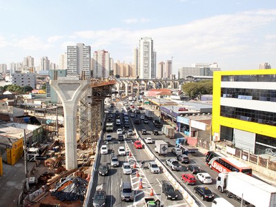 Escoramento em balanço para não parar o tráfego na região das obras do Metrô Linha 15 Prata Monotrilho