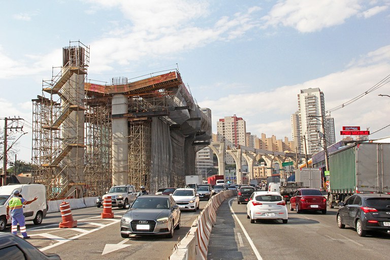 Escoramento em balanço para não parar o tráfego na região das obras do Metrô Linha 15 Prata Monotrilho